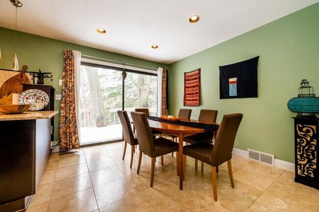 Building Photo - 9431 Dunewood Dr