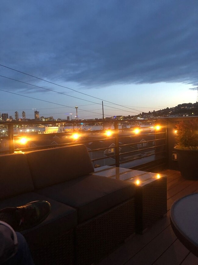 Building Photo - Gorgeous Eastlake Townhome - Stellar Locat...