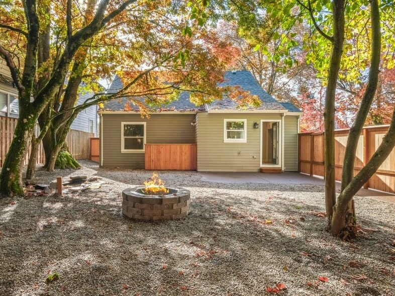 Building Photo - 5325 NE Flanders St