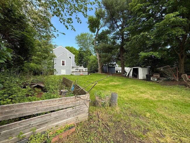 Building Photo - 581 Grove St