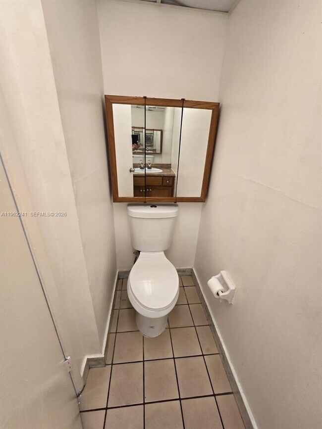 Building Photo - 3750 Inverrary Dr