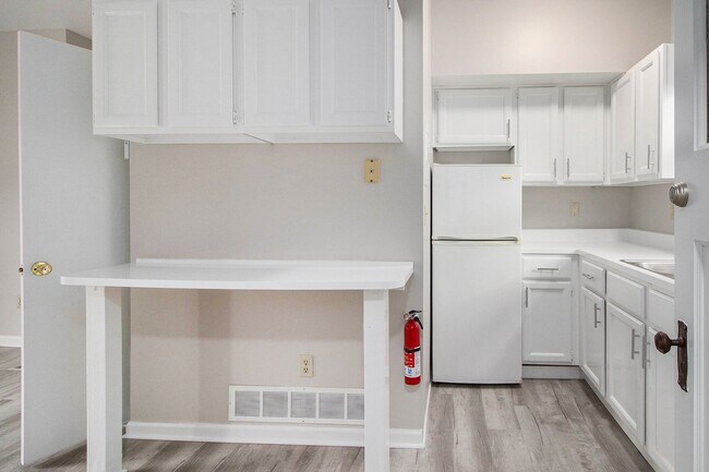 Building Photo - $799 Chic & Renovated 1BR with Style- Ask ...