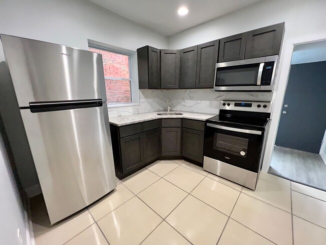 Building Photo - Gorgeous 3-Bedroom Townhouse in West Phila...