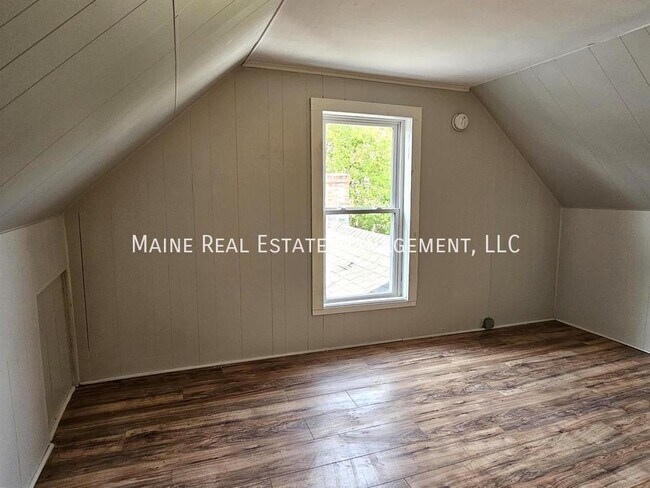 Building Photo - 27 Elm St