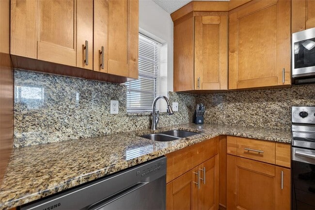 Building Photo - 7625 Sun Island Dr S