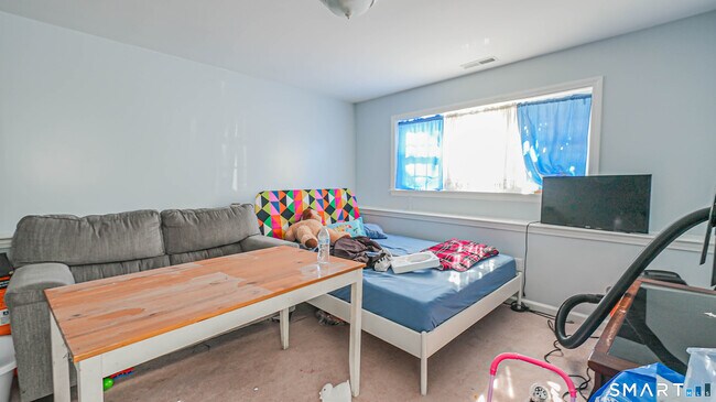 Building Photo - 76 Hickory Hill Dr