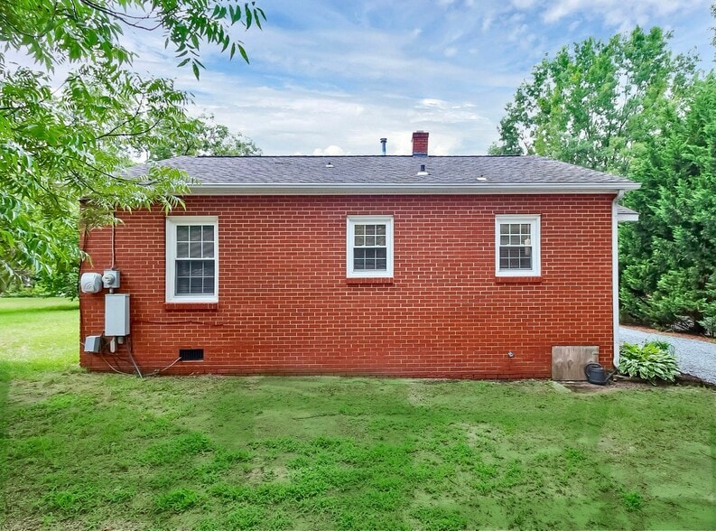 Building Photo - 616 E Iredell Ave