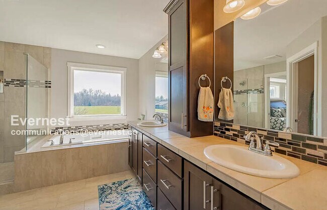Building Photo - 5 Bed, 4 Bath / Section 8 Accepted / Available now!