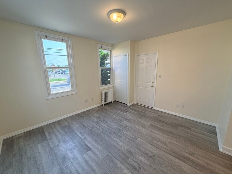Building Photo - 14 Oakwood Ave