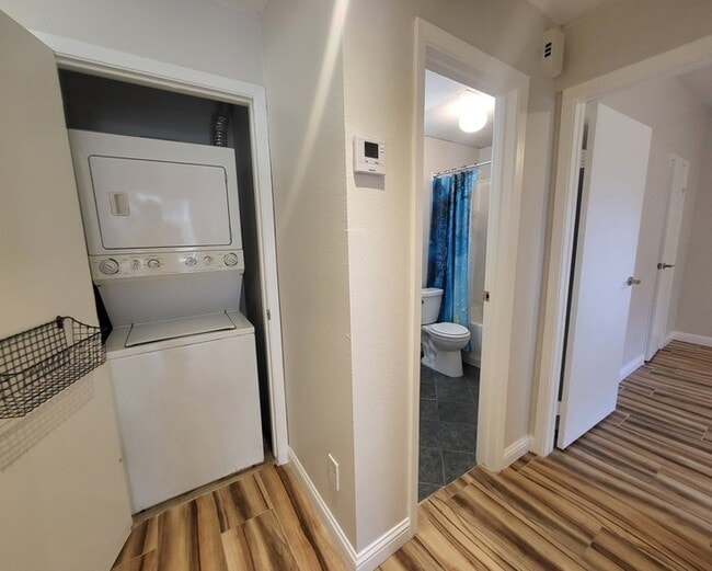 Building Photo - 7025 N Holiday Dr