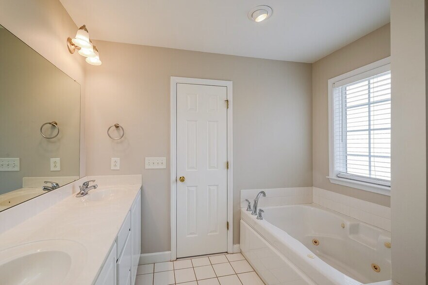 Building Photo - 213 Sedge Meadow Dr