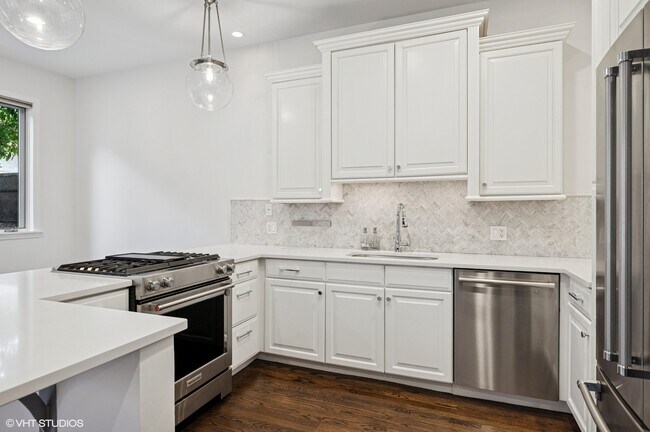 Building Photo - 636 W Schubert Ave