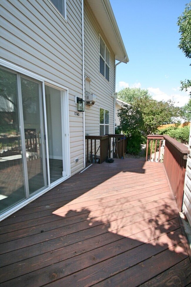 Building Photo - Desired End Unit Townhouse Available!