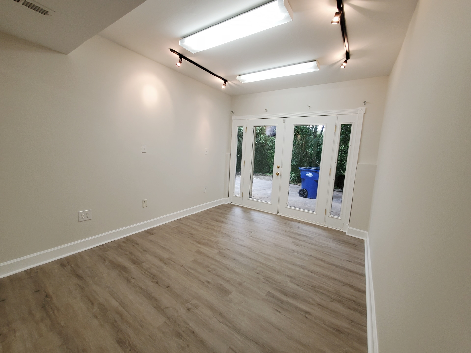 Building Photo - Room in Single Family Home on Henslowe Dr