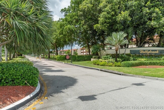 Building Photo - 820 S Hollybrook Dr