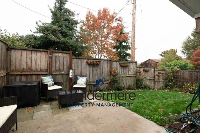 Building Photo - 3 Bed 2.5 Bath Townhome