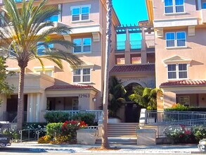 Building Photo - GORGEOUS TOP FLR CONDO BY CENTRAL PARK w/LAUNDRY+PATIO+2 CAR Parking