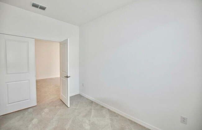 Building Photo - ***BEAUTIFUL - ANNUAL RENTAL***NEWER CONST...