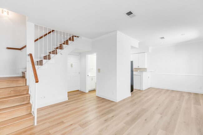 Building Photo - 4034 Redwood Ave