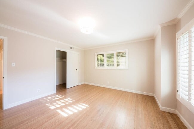 Building Photo - 30 Knightwood Ln