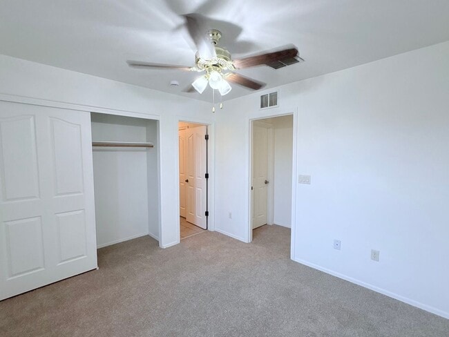 Building Photo - 4 bed/3bath in desirable Paseo Del Rio Community