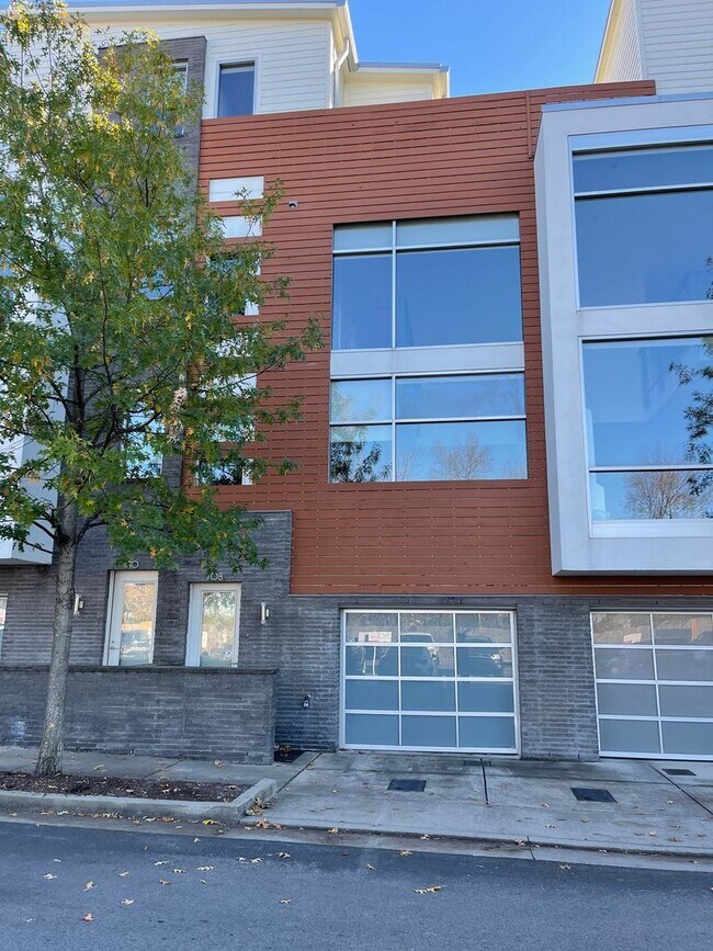 Building Photo - Contemporary Townhome East side of Downtow...
