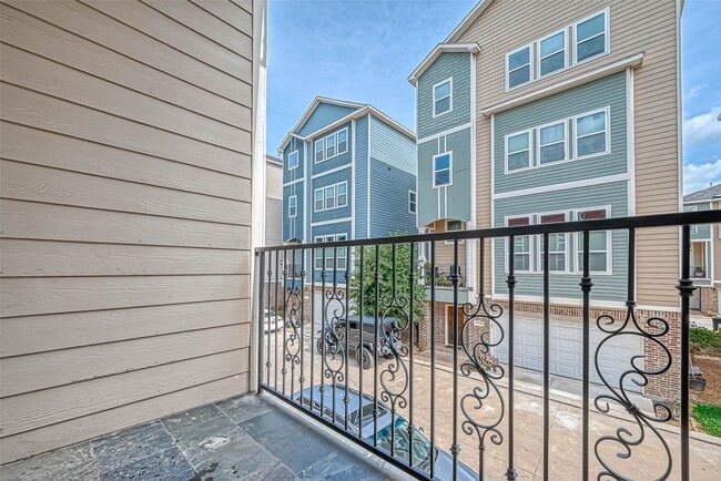 Building Photo - 2113 Bidwell Dr