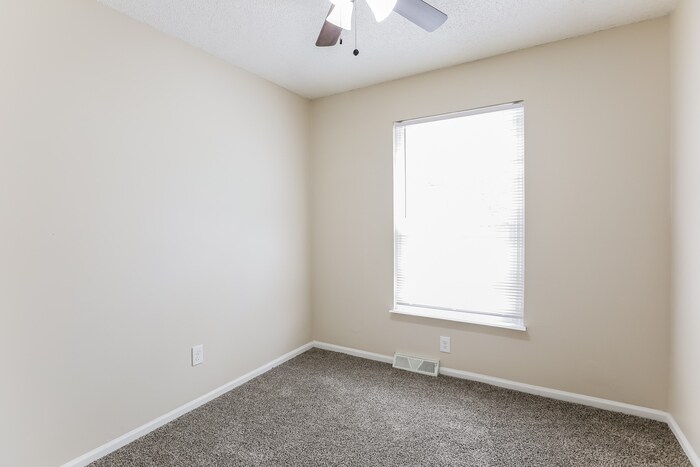 Building Photo - 101 SW Victor Dr