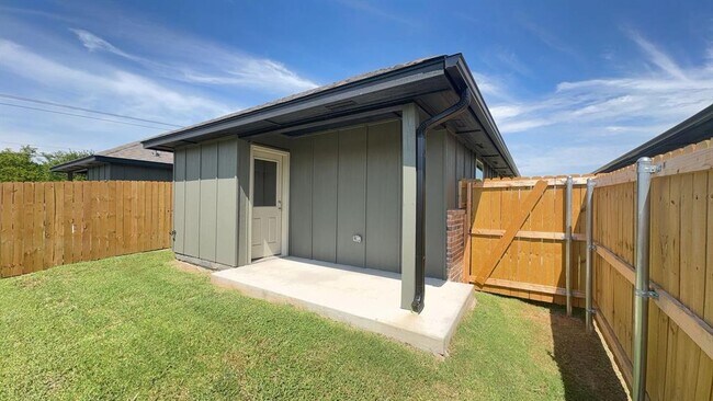 Building Photo - 11517 University Dr