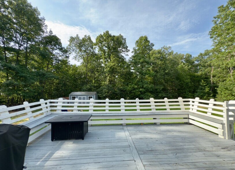 Building Photo - 864 Ridgemont Dr