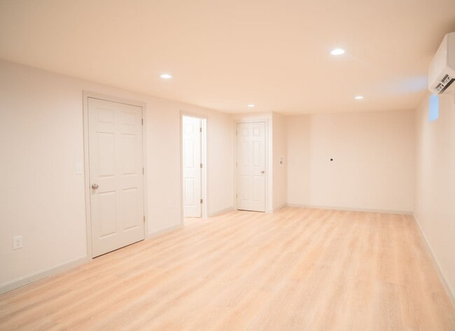 Building Photo - 61 Wainwright St