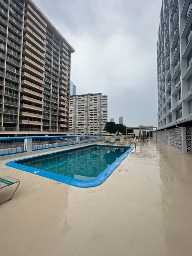Building Photo - 1560 Kanunu St