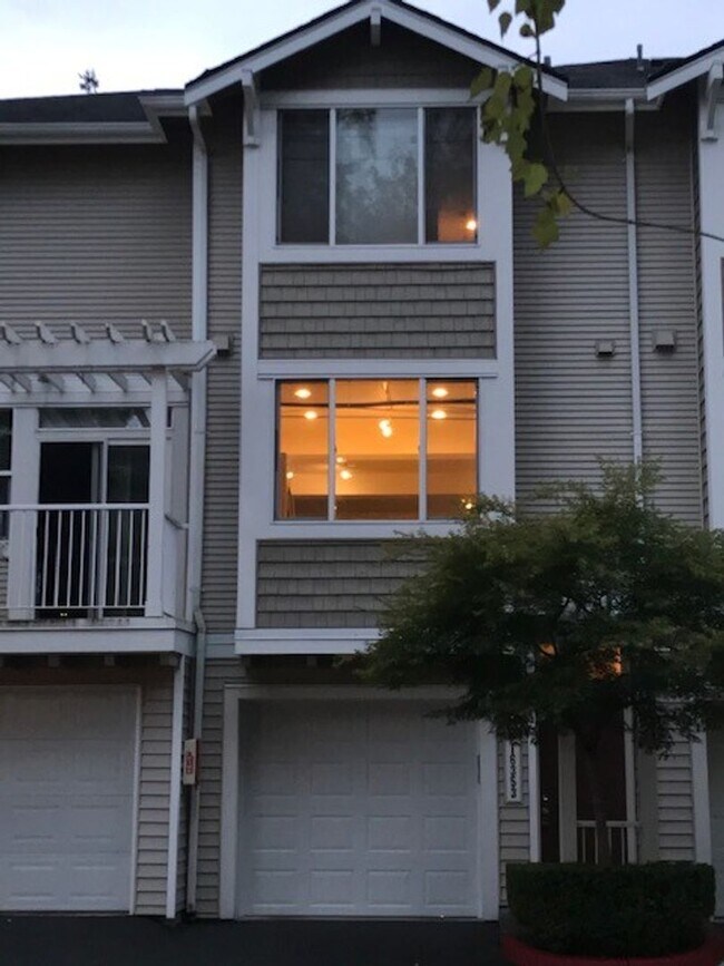 Building Photo - Beautiful remodeled 3 Story Townhome Pre-Leasing, Available now!