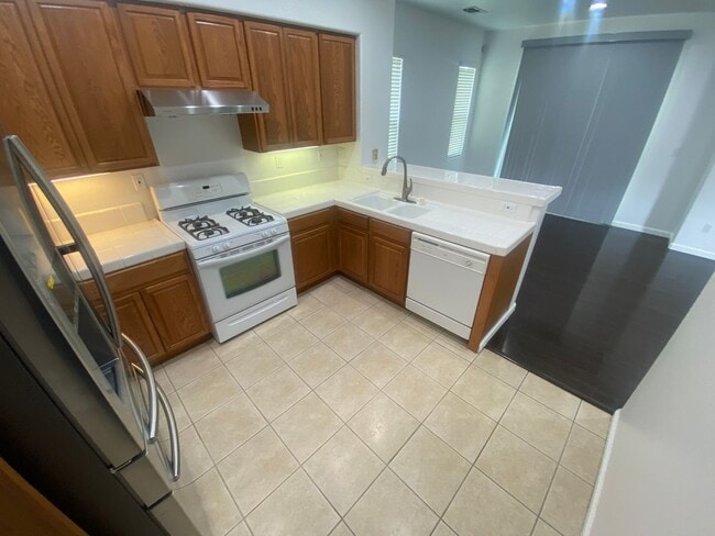 Building Photo - Beautiful & Spacious 3 Bedroom, 2.5 Bathroom Hayward Home – Prime Residential Location W Laundry,...