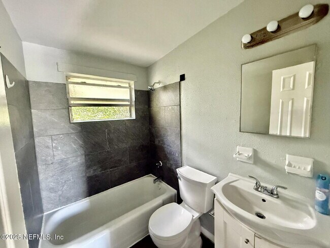 Building Photo - 2719 Fairfax St