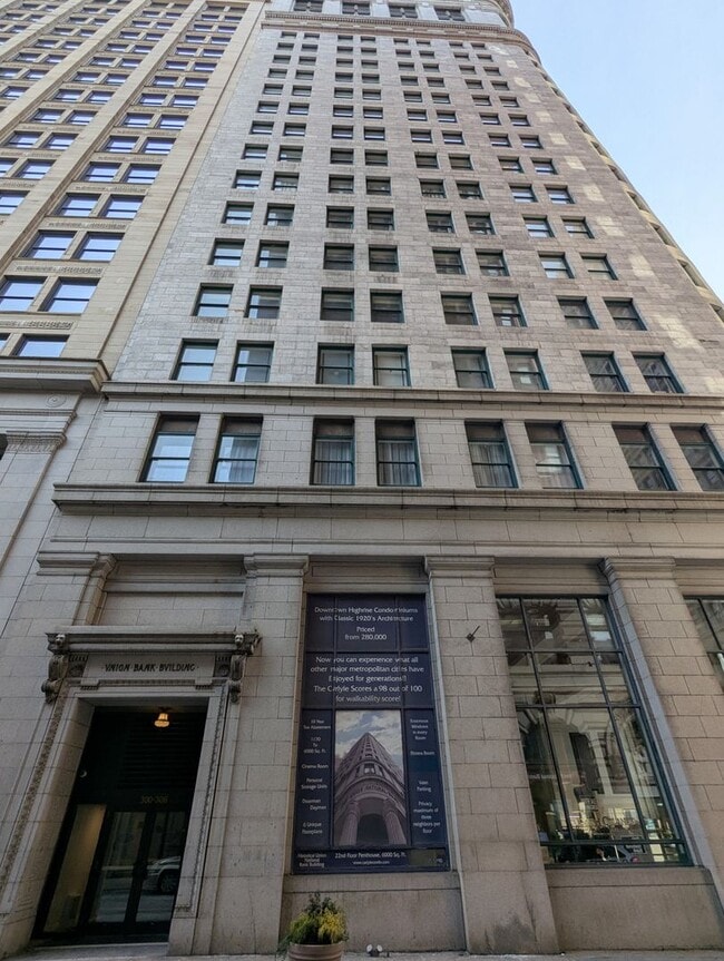 Building Photo - Spacious 1 Bedroom 1.5 Bathroom Downtown Condo