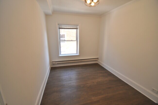 Building Photo - 846 W Ainslie St