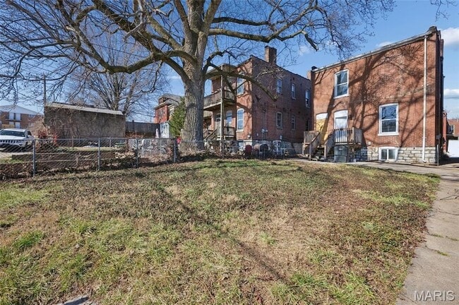 Building Photo - 816 McLaran Ave