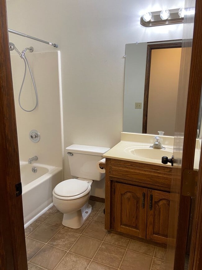 Building Photo - All brick 3 Bed, 2 Bath, 2 Car Garage Ranch
