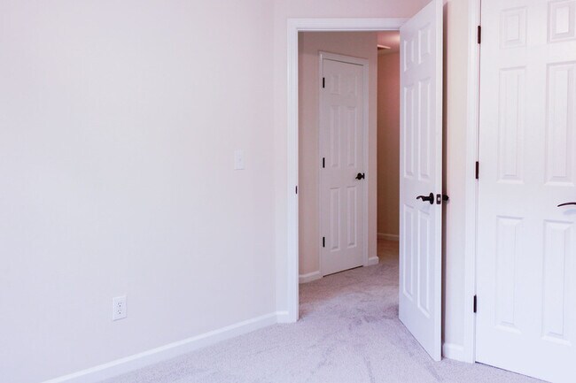 Building Photo - 2204 Valley Haven Dr