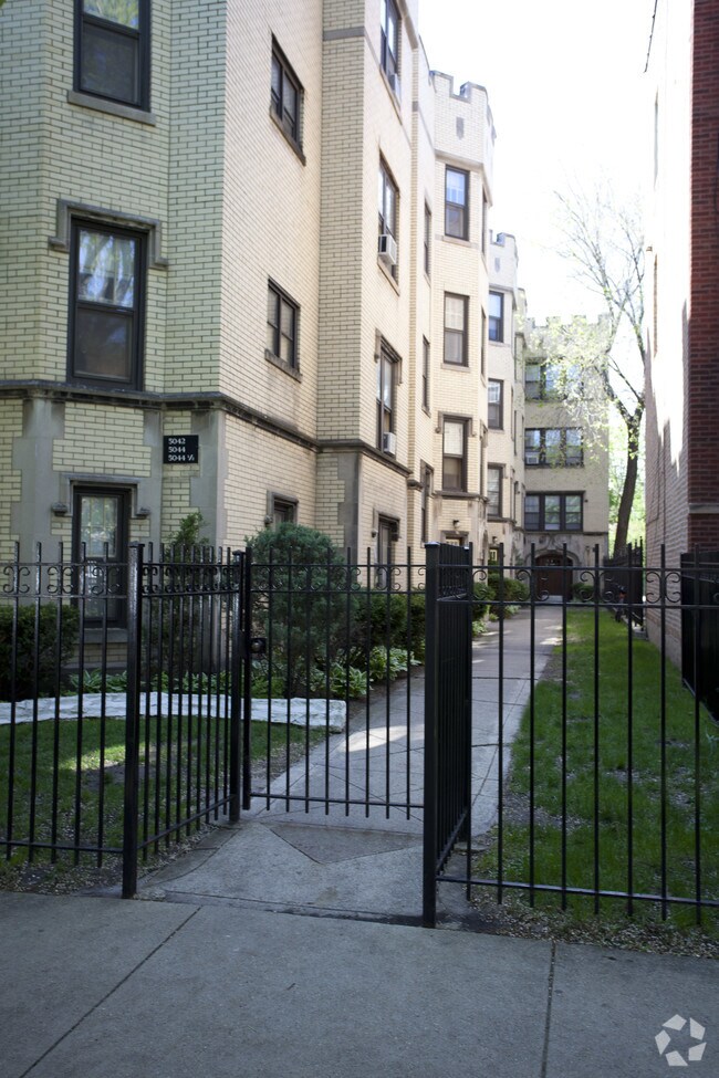 Building Photo - 5044 N Wolcott Ave