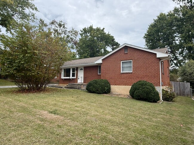 Building Photo - 3 Bedrooms, 1.5 Baths, Ranch in North Roan...