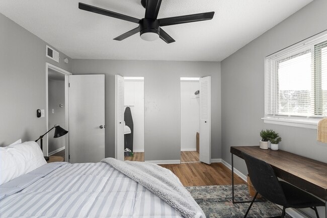 Building Photo - 516 Splitlog Ave