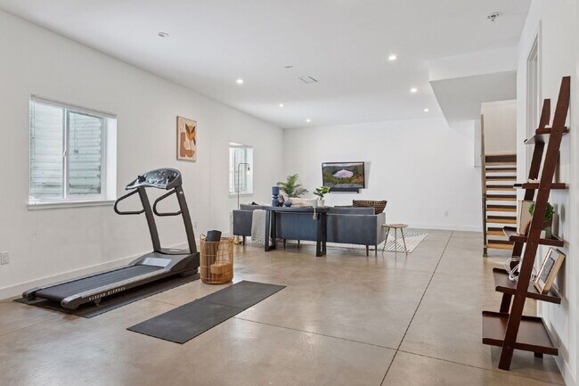 Building Photo - Spacious 5-Bed / 4-Bath home in LoHi for rent