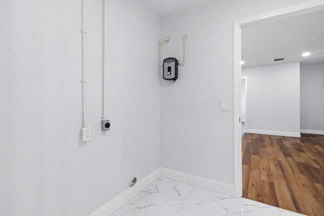 Building Photo - Beautifully Renovated 3/1 Home with Modern Finishes
