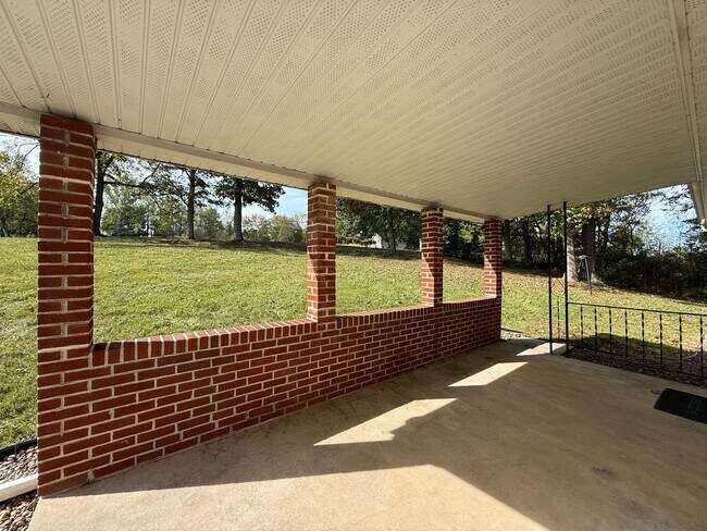 Building Photo - Three Bedroom Bellefonte Ranch