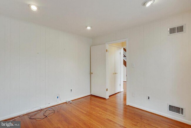 Building Photo - 9801 Clydesdale St