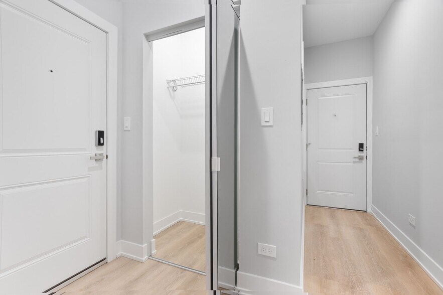 Building Photo - 7503 N Eastlake Ter