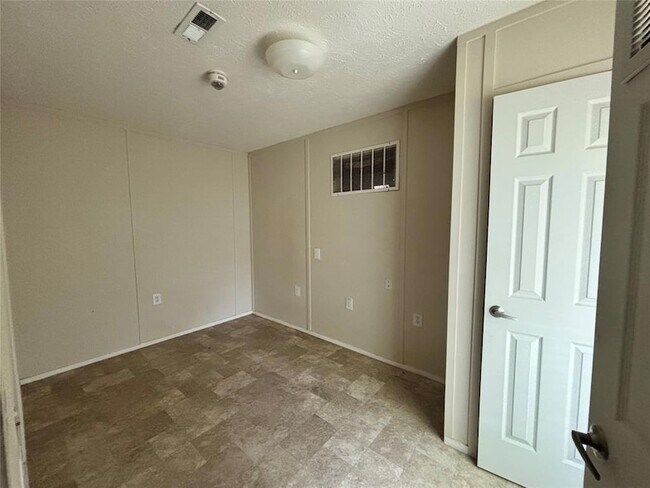 Building Photo - 3616 12 W Nugent Ave