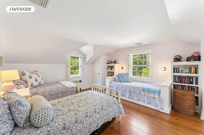 Building Photo - 20 Quogue St
